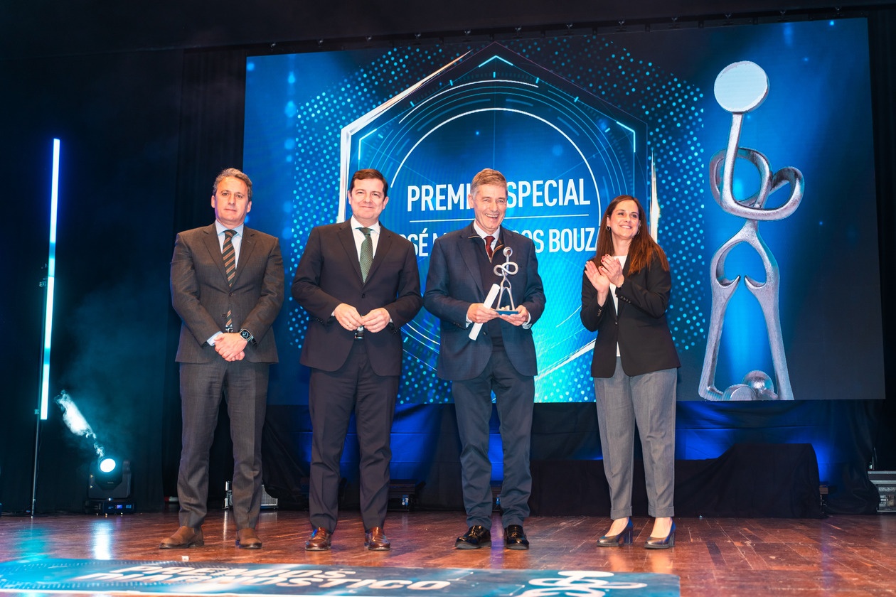 José María Eiros recogiendo el premio en el Auditorio Ciudad de León. La 7 emitirá la ceremonia de entrega de estos galardones el viernes 14 de febrero.