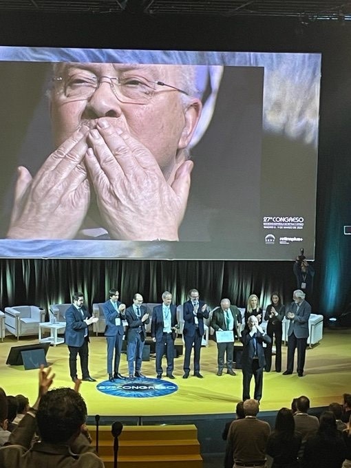 José Carlos Pastor vivió un emocionante momento al recibir el Premio a la Excelencia en el 27 Congreso SERV
