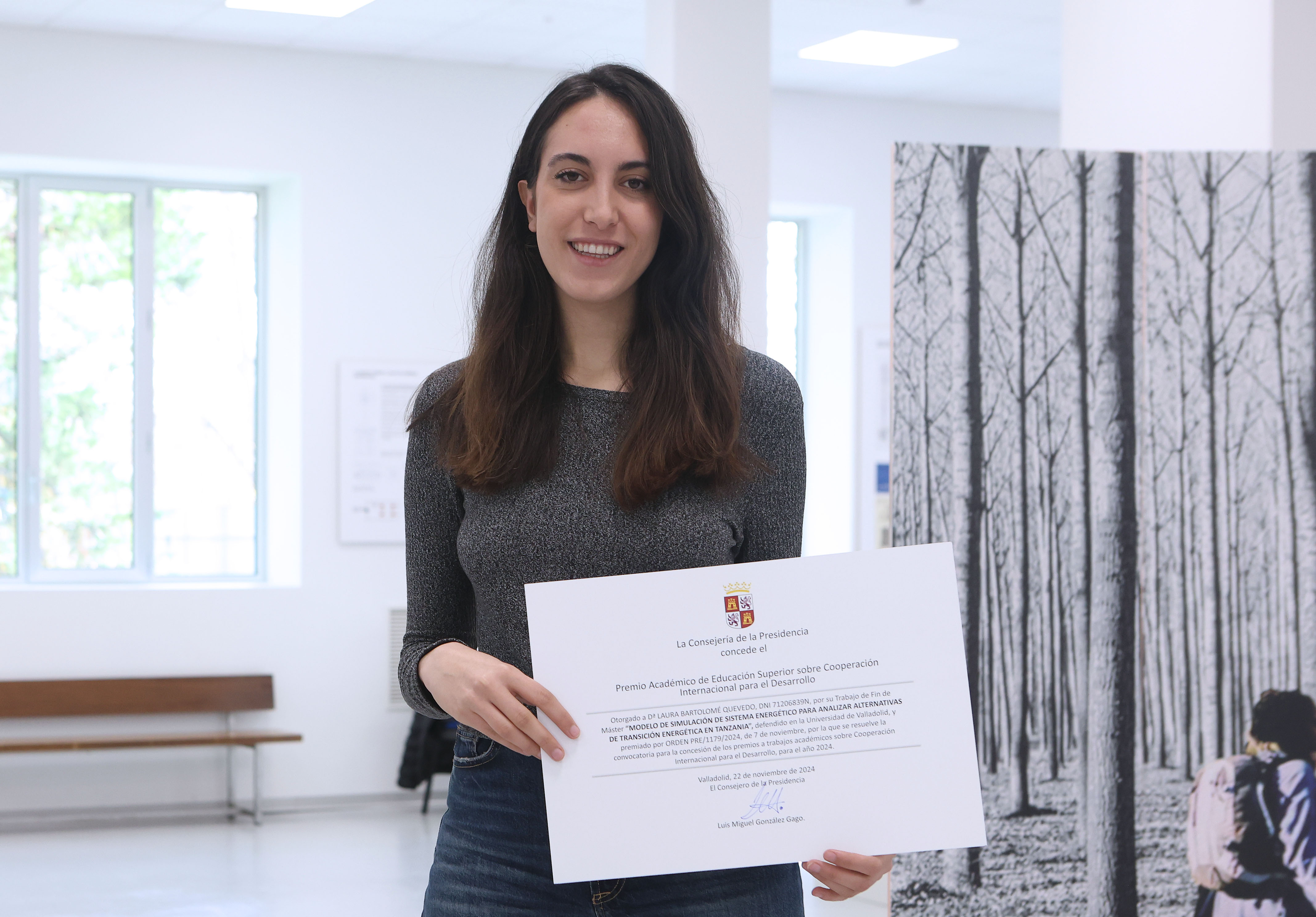 Laura Ballesteros Quevedo posa con el diploma entregado de su premio en el INDUVa
