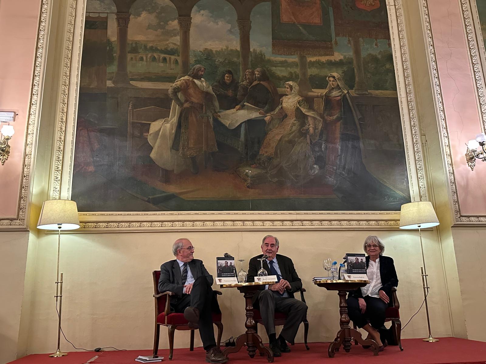 En la presentación también intervino Francisco Fonseca, director del IEE (a la izquierda). Le acompañan en la imagen Álvaro Gil Robles y Paloma Biglino