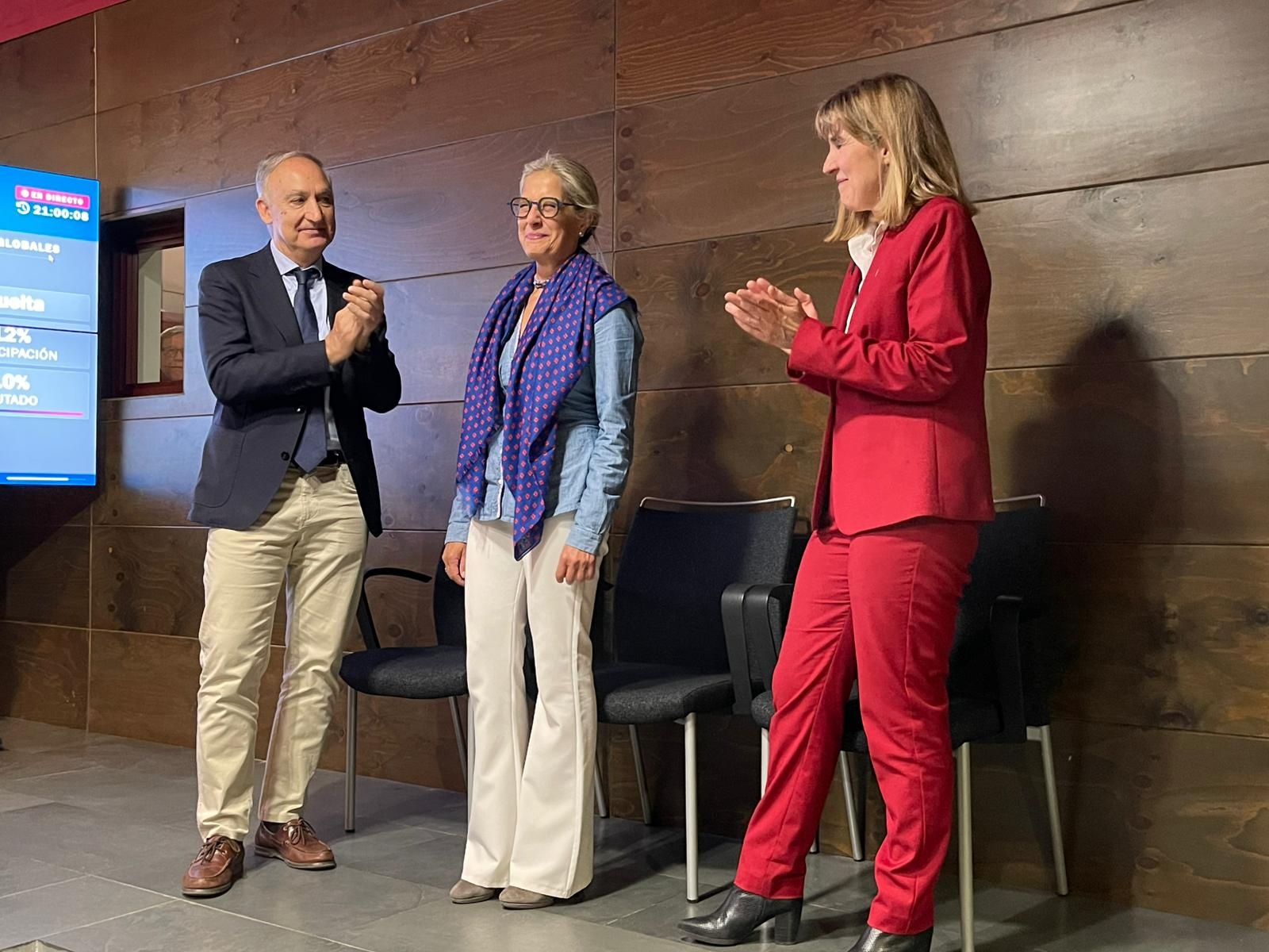 El rector Antonio Largo y Carmen Camarero felicitan a Pilar Garcés