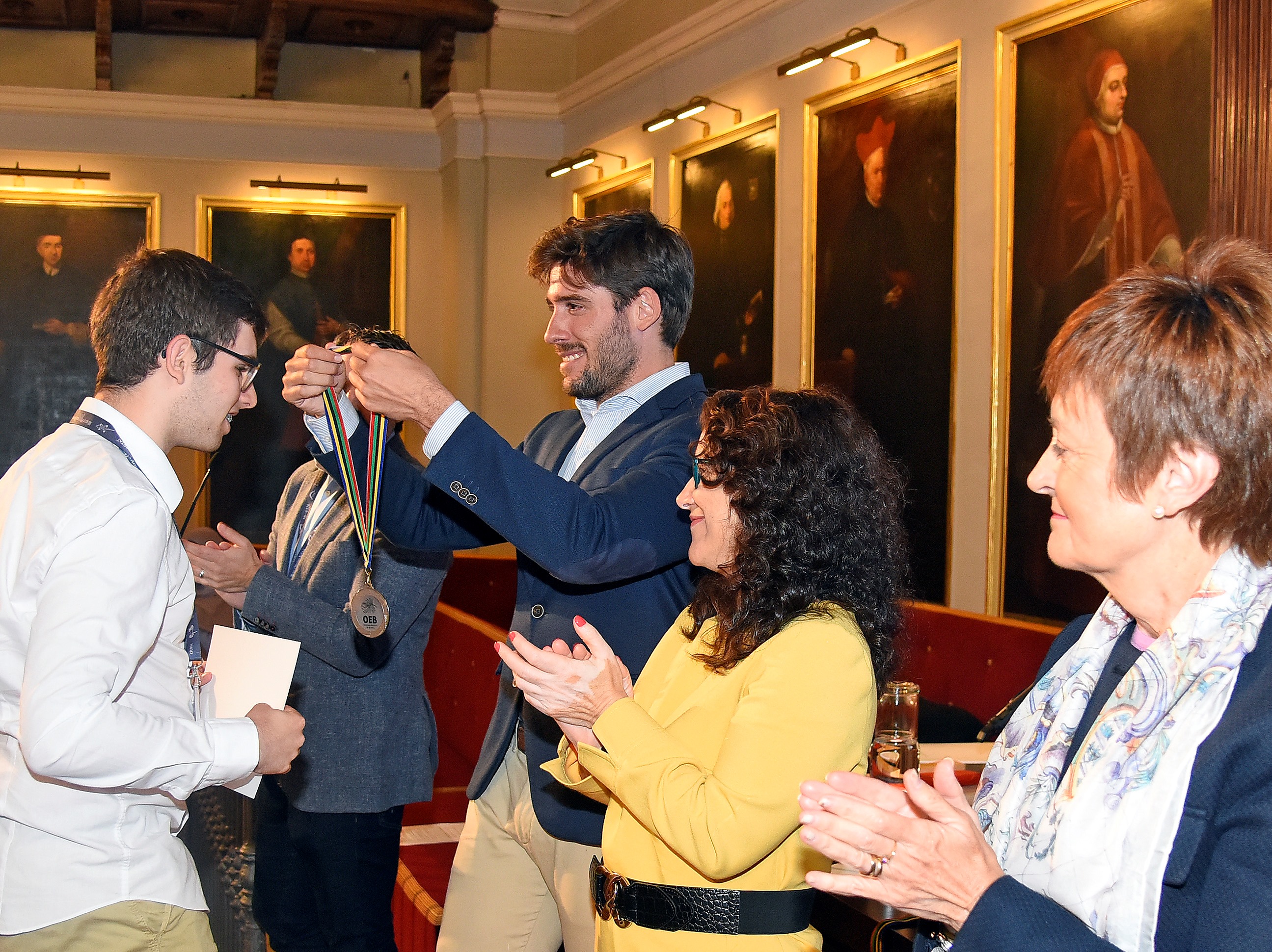 Diego recogiendo la medalla de plata en la Universidad de Valencia