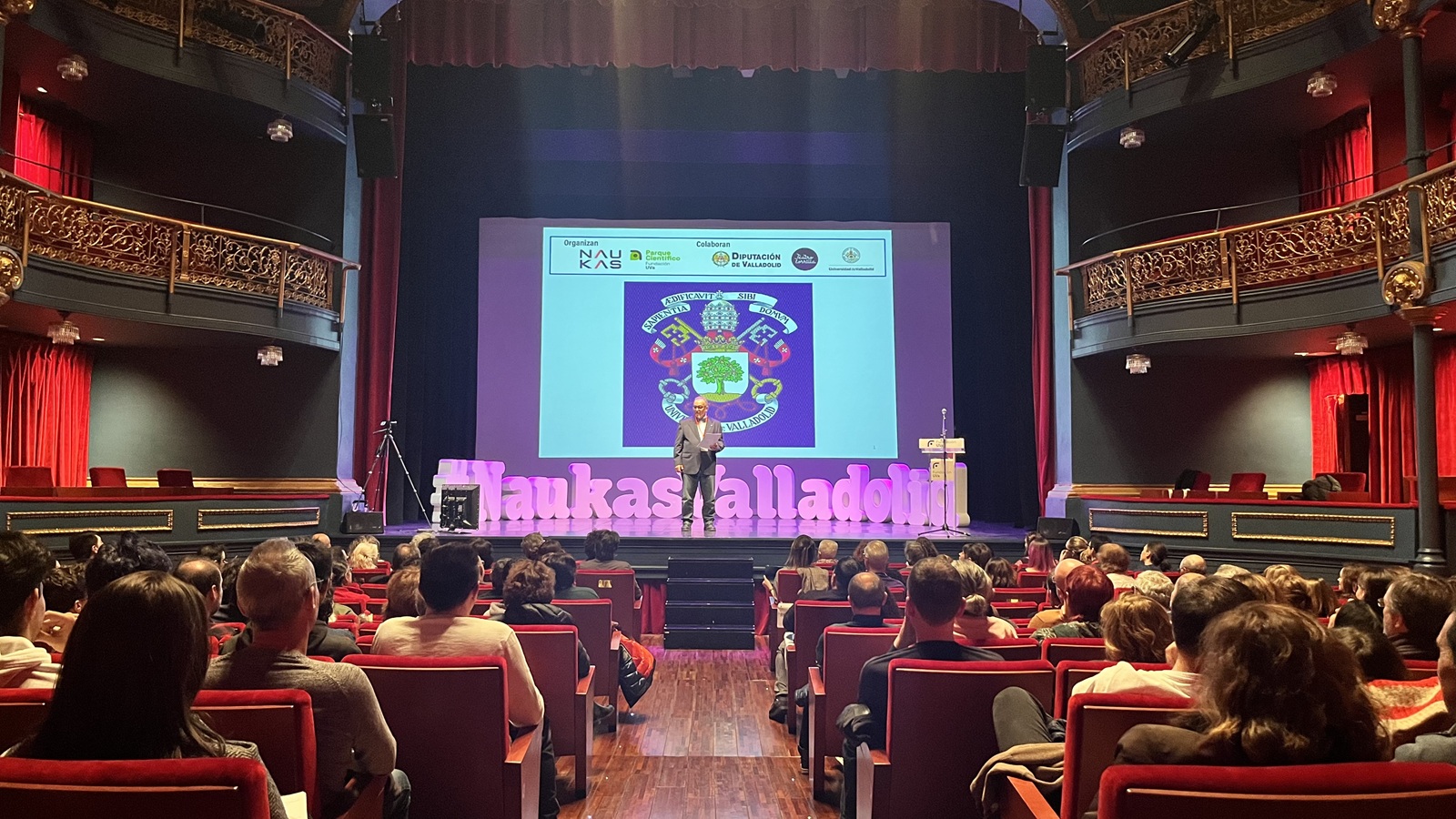 José Carlos Cobos durante su charla ‘Fases de la materia, mucho más que sólido, líquido y gas’