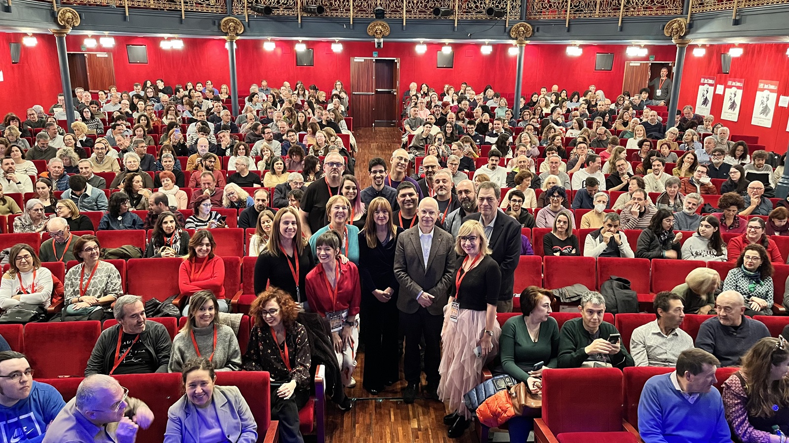 Autoridades universitarias junto con algunos ponentes