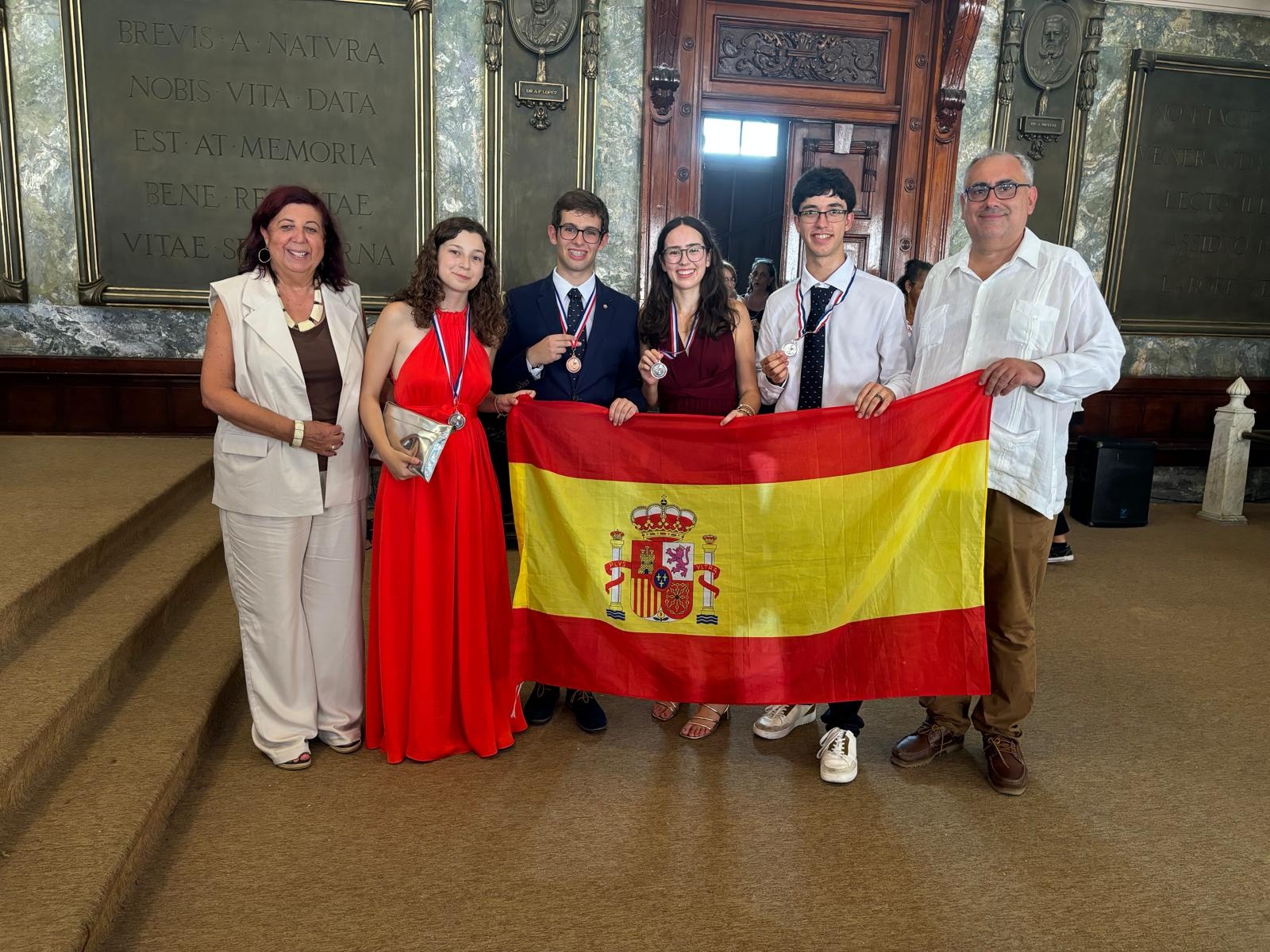 Diego Álvarez Álvarez (3º por la izquierda) posa con su medalla de bronce junto a la delegación española y resto de premiados