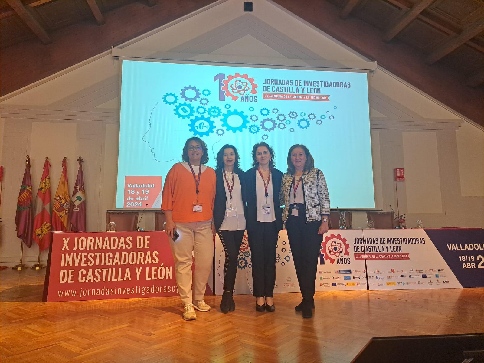 Eva Hernando Monge (2ª dcha), Premio Castilla y León 2023 de Investigación Científica y Técnica e Innovación, junto a las organizadoras