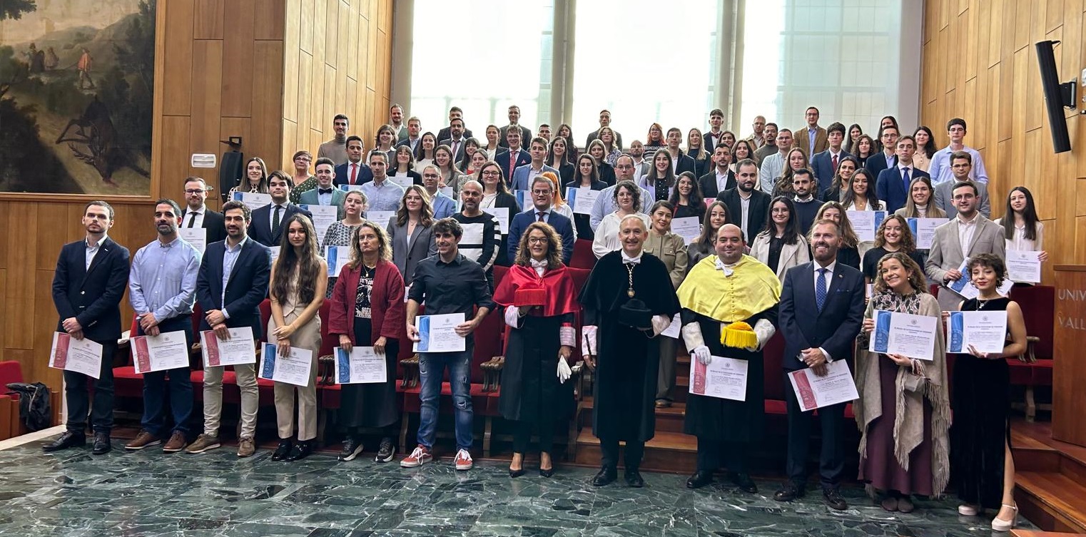 Foto de familia con el rector y los premiados al finalizar el acto