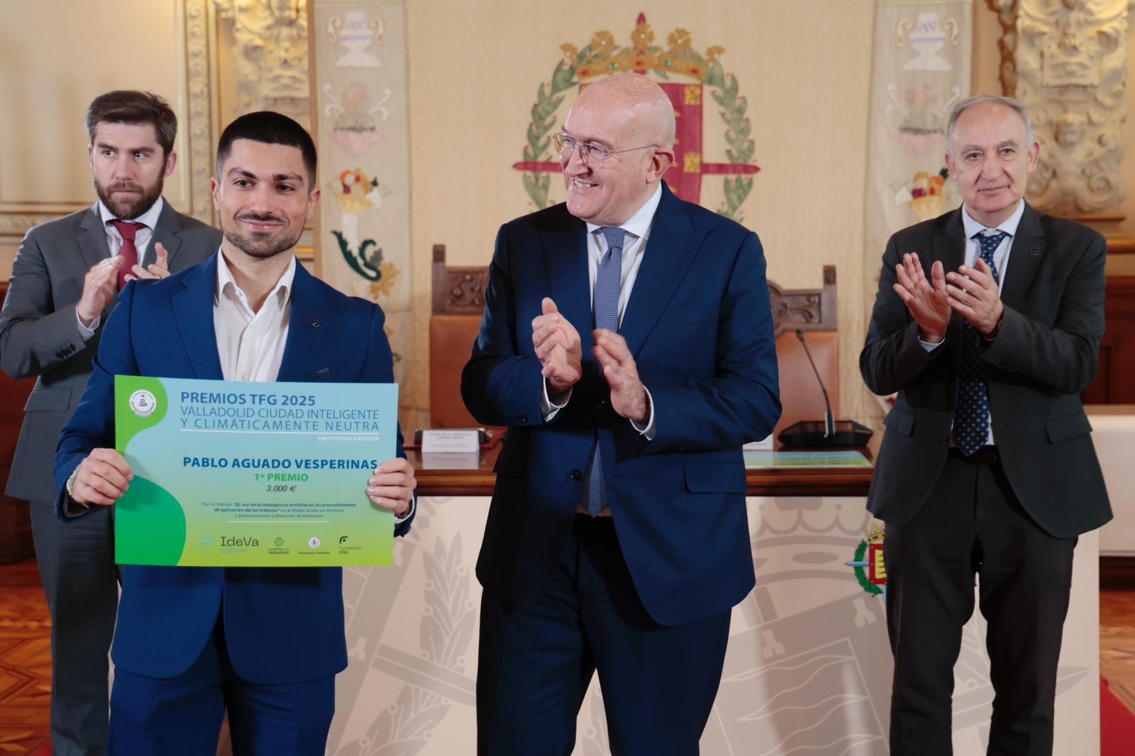 Durante la recepción del premio, entregado por el alcalde de Valladolid, Jesús Julio Carnero