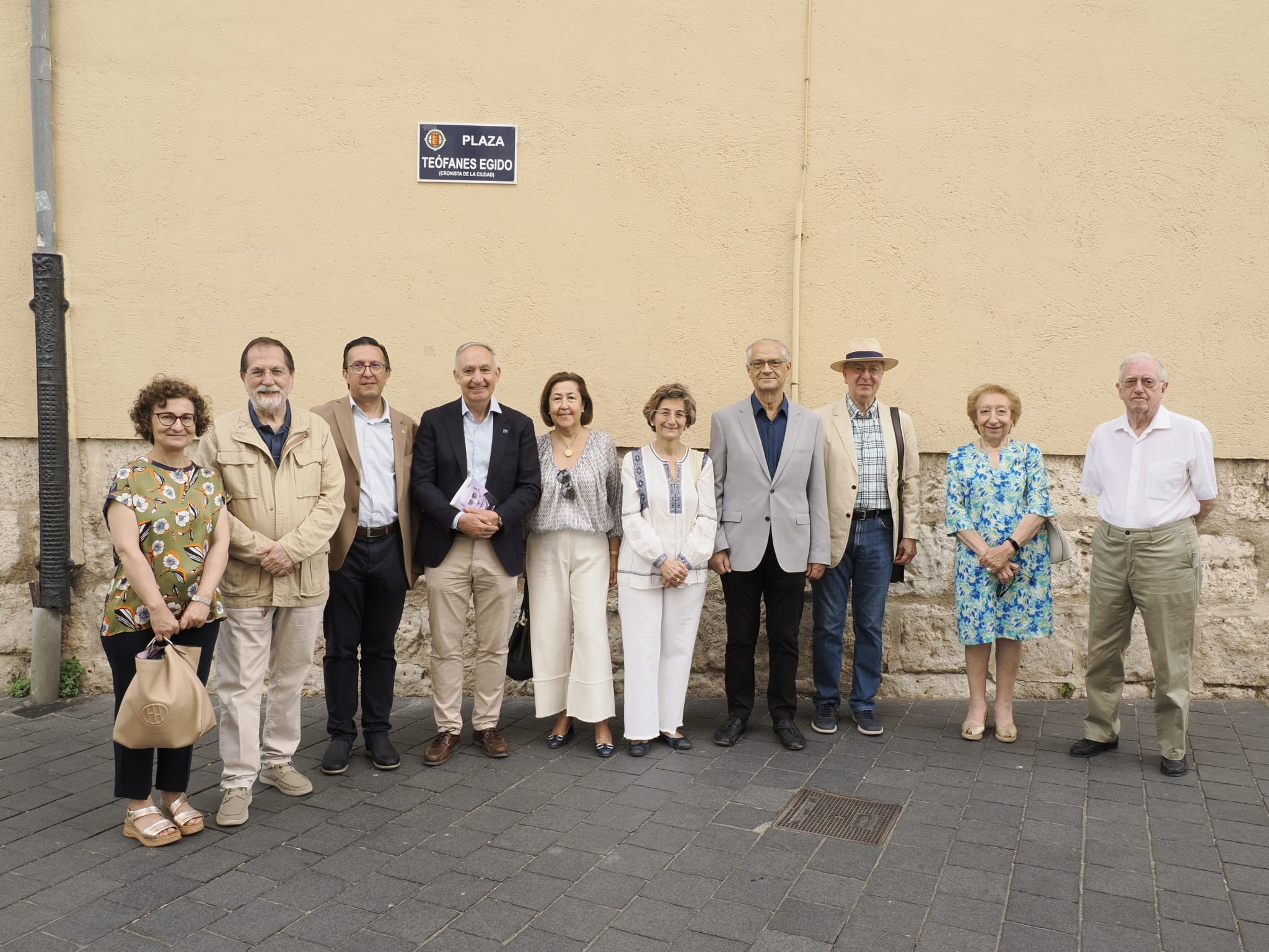 De izquierda a derecha: Pilar Calvo, Alberto Marcos, Javier Burrieza, el Rector de la UVa, Antonio Largo, Margarita Torremocha, Carmen Martínez, Germán Vega, Pascual Martínez Sopena, Marta Herrero y José Fernández Flórez. Autor de la fotografía: Ángel Cantero