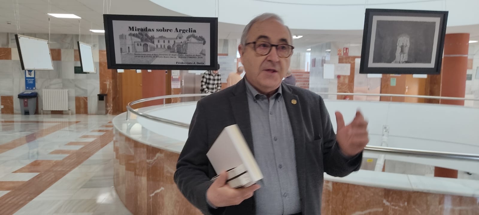 J.F Ortiz en la presentación de su exposición "Plumillas"