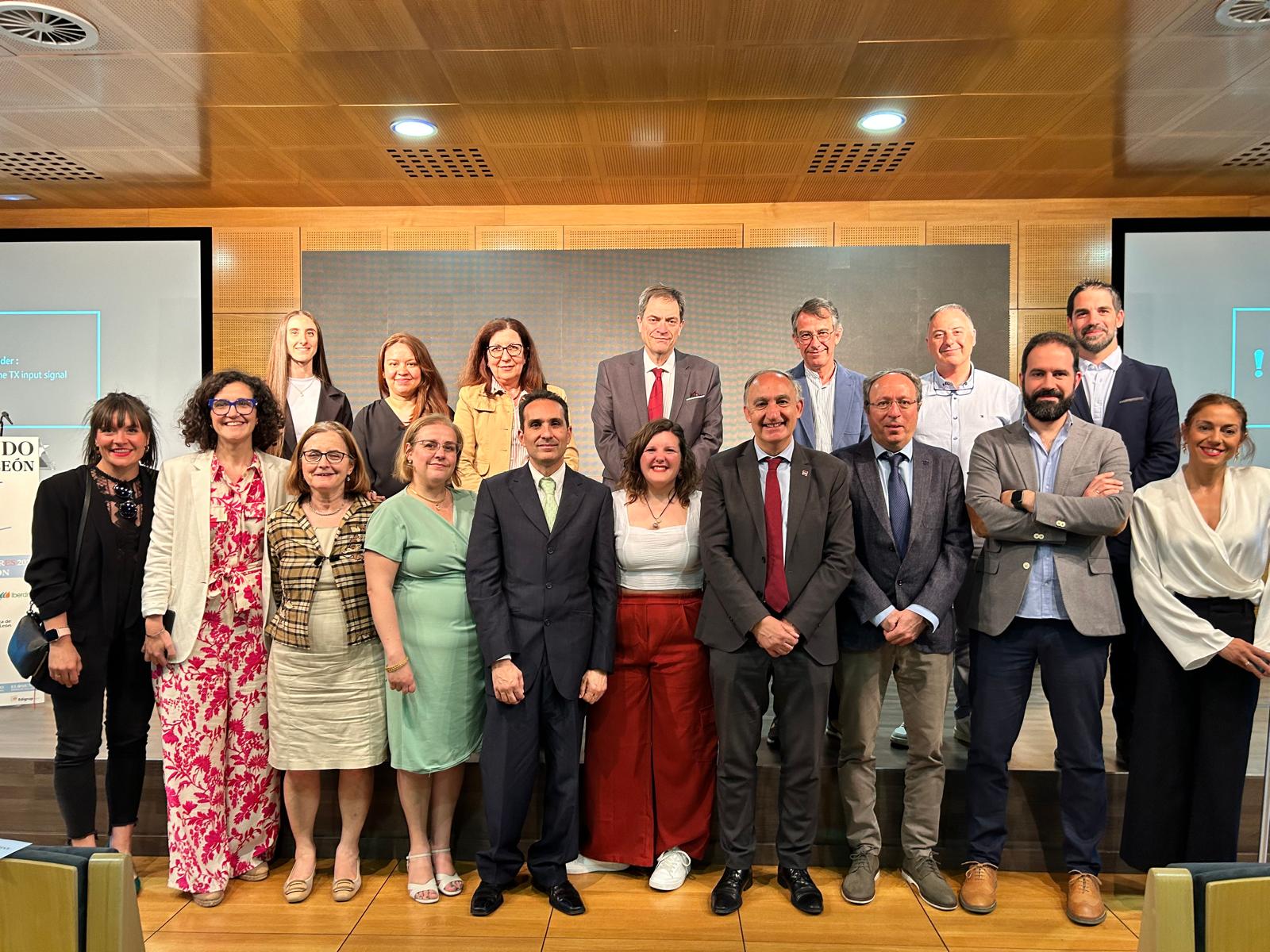 Premiados de UVa junto al rector (4º dcha) y resto de autoridades