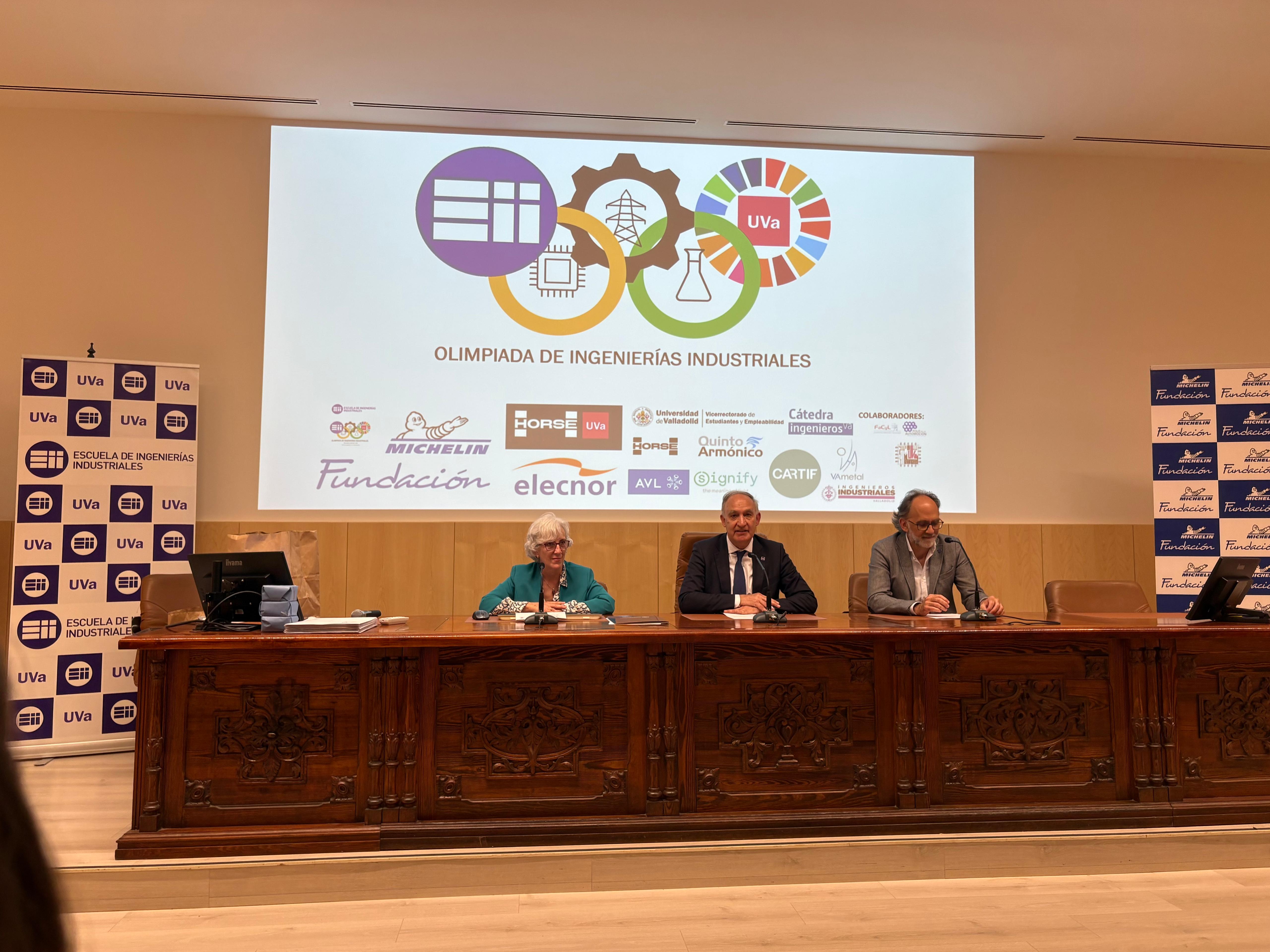 De izquierda a derecha: Esperanza Alarcia, Secretaria Académica de la EII; Antonio Largo, Rector de la UVa; César Méndez, Director de la EII