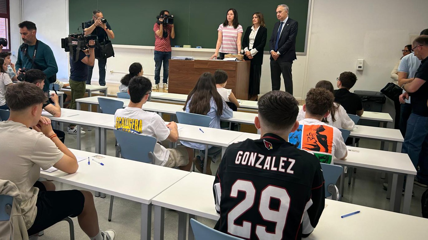 La consejera y el rector, momentos antes de abrir los sobres de los exámenes en el Aulario