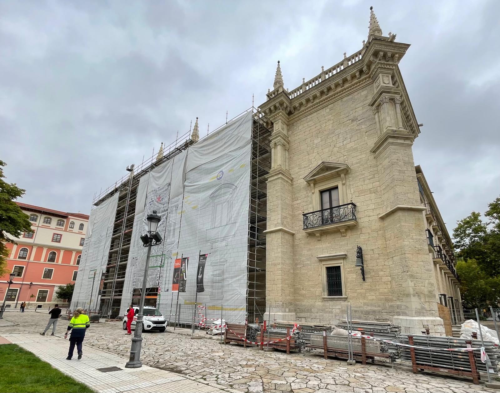 Comienza la retirada del andamiaje del Palacio de Santa Cruz tras casi un año de intervención en la fachada