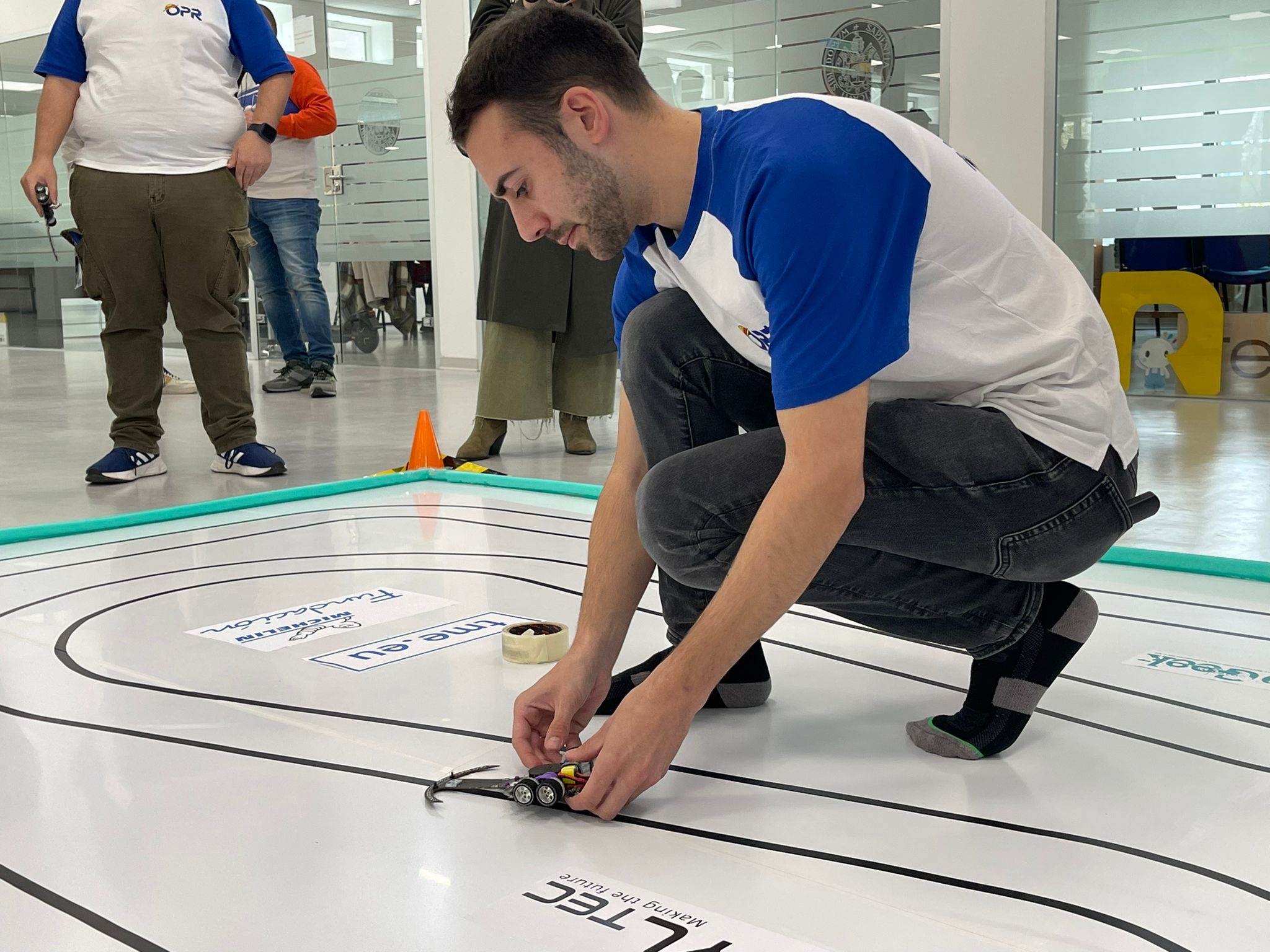 Competición de velocistas en el ágora de la Escuela de Ingenierías Industriales