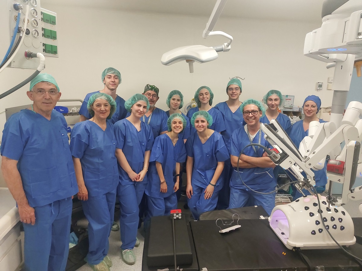 Estudiantes y doctores durante la demostración del robot quirúrgico Da Vinci