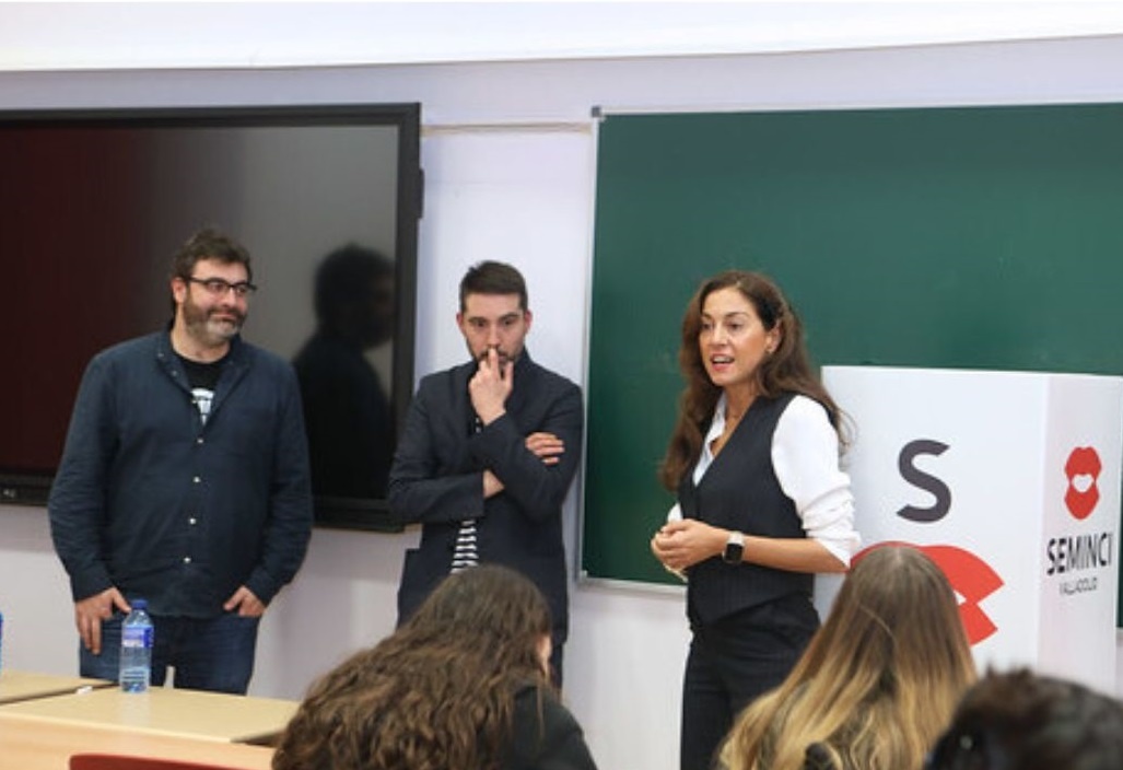 Javier H. Estrada, en el centro, y Rebeca San José, vicerrectora de Comunicación, Cultura y Deporte