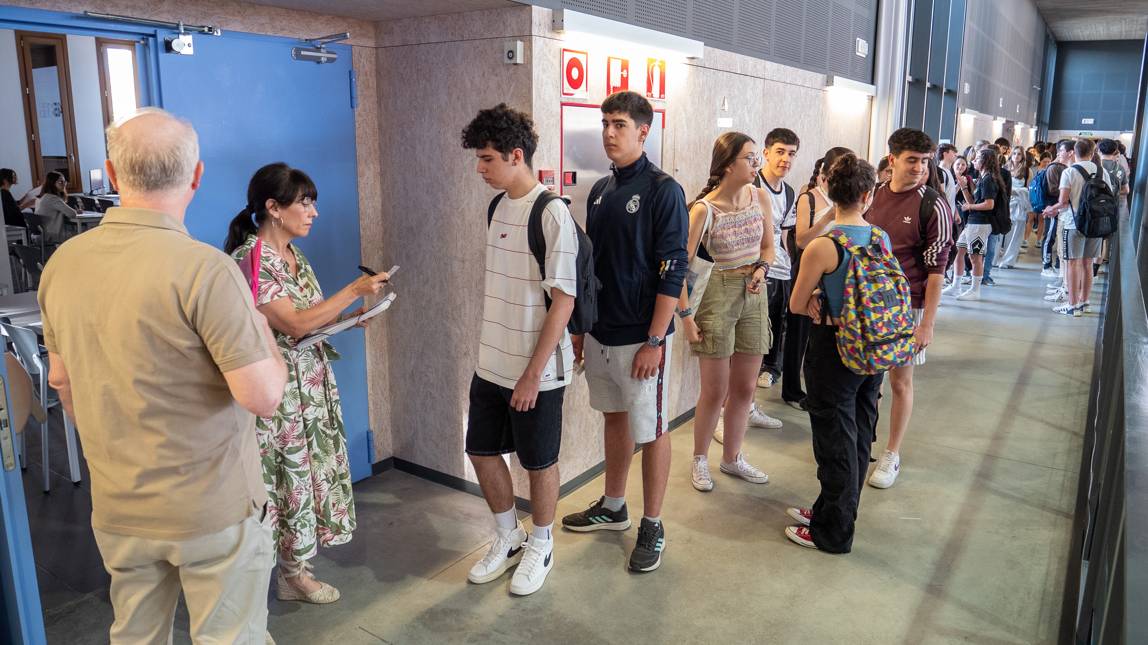 Estudiantes acceden al examen en una de las sedes ubicada en el Campus María Zambrano de Segovia