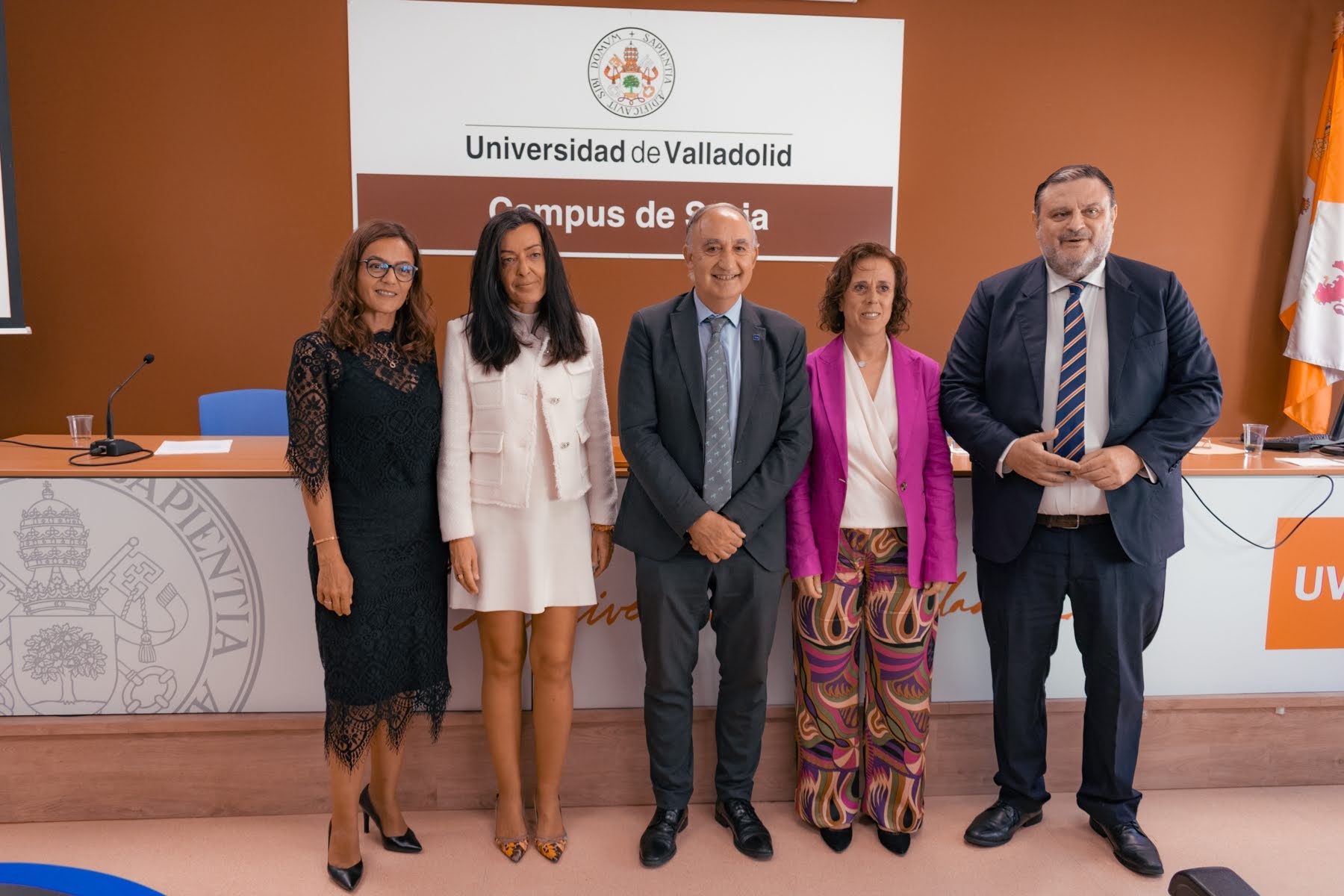 María Sonia Esteban Laleona, decana de la Facultad de Ciencias Empresariales y del Trabajo, (2ª izda) y Elena Jiménez García, decana de la Facultad de Educación (2ºdcha), junto a la secretaria general, el rector y el vicerrector del Campus