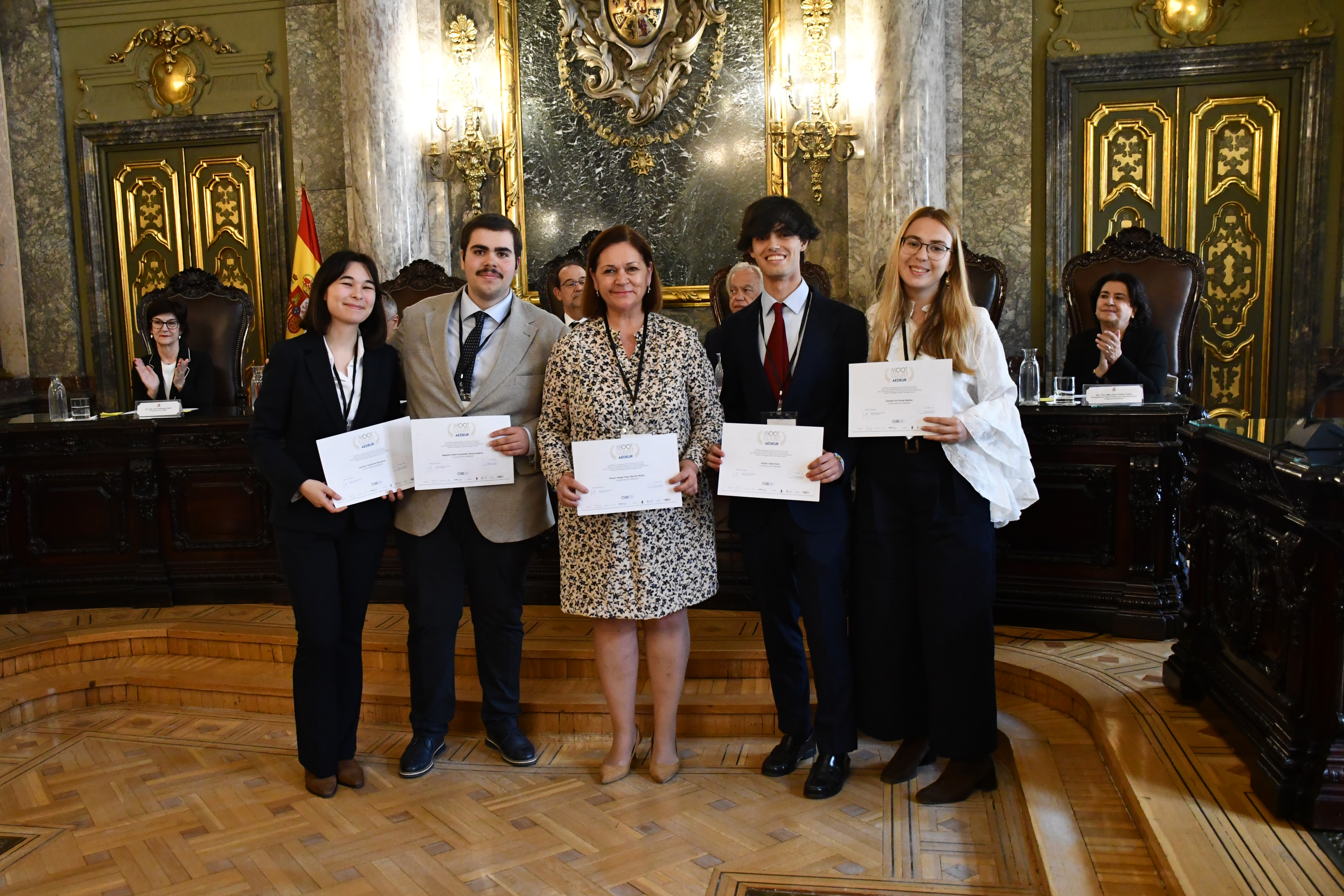 El equipo de la UVa ganador del premio a los mejores escritos en la V Moot Court AEDEUR
