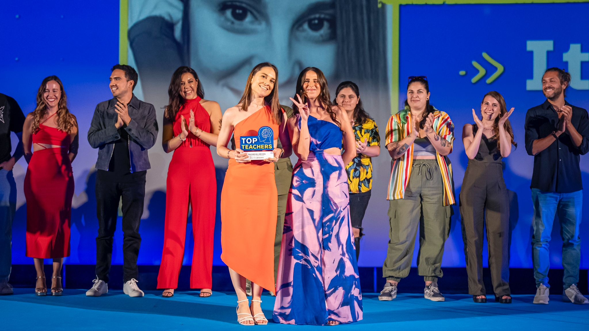 Itziar Oltra recogiendo el premio Top Teachers 2024 entregado la pasada semana en los cines Kinépolis de Madrid