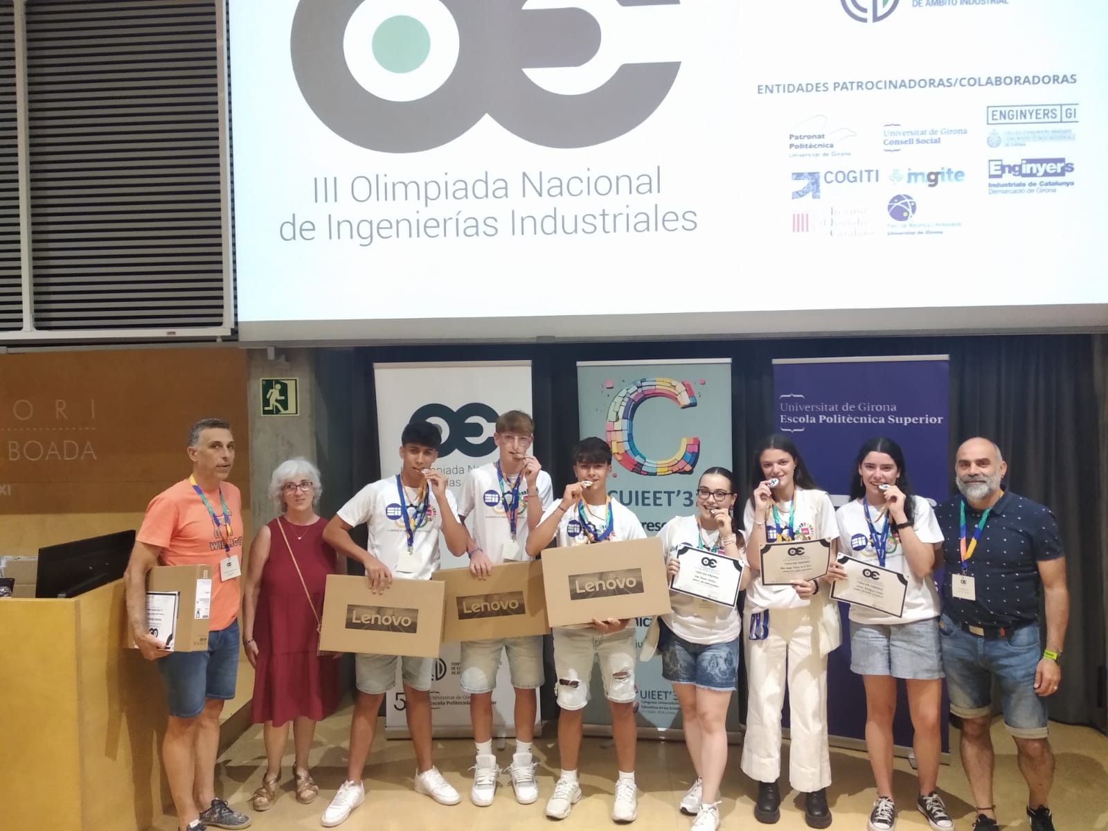 A la izquierda, el equipo del IES Jorge Manrique (Palencia) y a la derecha, las estudiantes del equipo del Ave María (Valladolid)