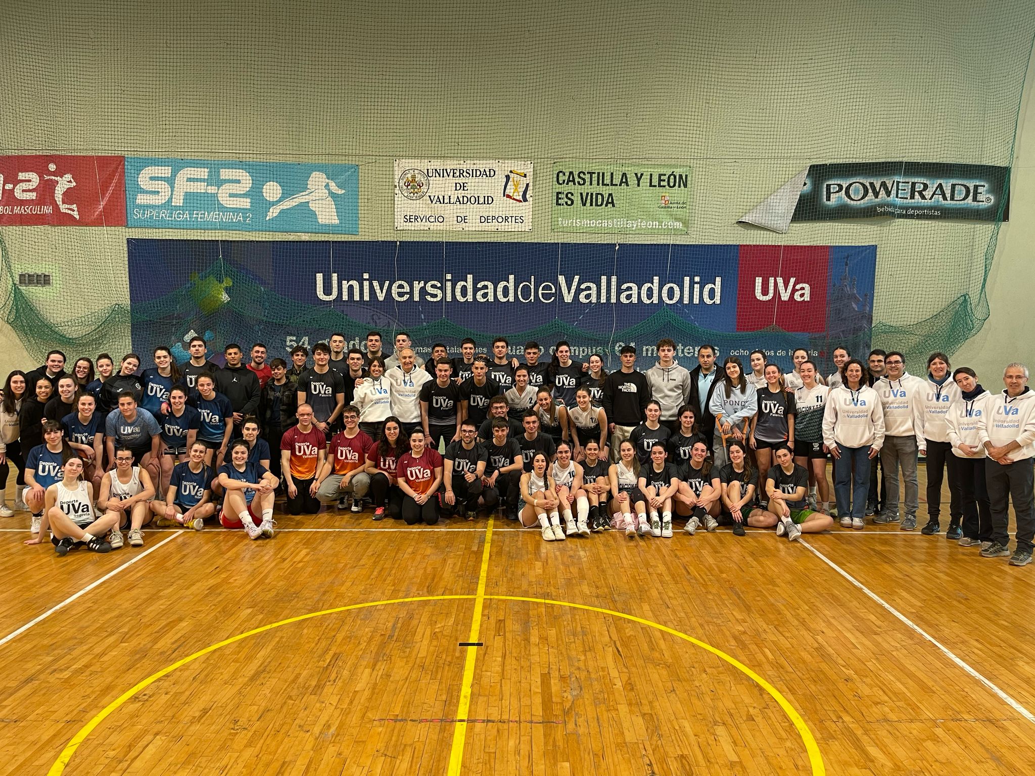 Un total de 385 personas participaron en la jornada entre deportistas, sanitarios, árbitros... Visitaron la competición el Rector de la UVa, Antonio Largo y la Vicerrectora de Comunicación, Cultura y Deportes, Rebeca San José