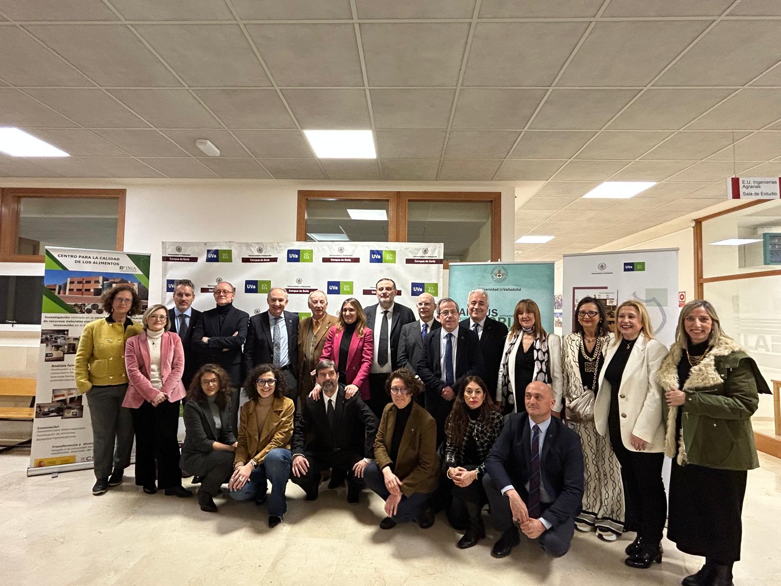 El rector (4º por la izquierda) junto a la consejera de Educación y el vicerrector del Campus, junto al resto de los miembros del equipo rectoral e investigadoras de la unidad