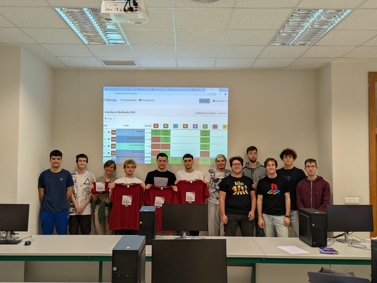 Foto de familia con los doce participantes de la Universidad de Valladolid.