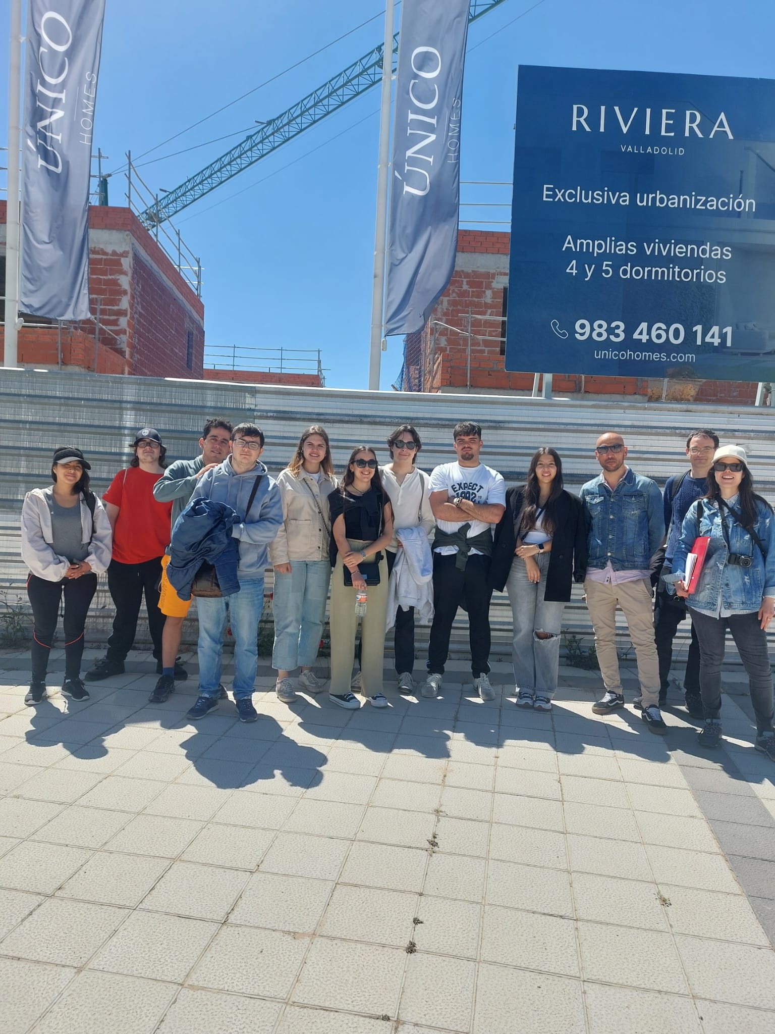 Los alumnos del grado en Geografía y Planificación Territorial realizan multitud de salidas para adquirir de forma práctica los conocimientos. Por ejemplo, este curso han recorrido el sur de la ciudad de Valladolid para ver sobre el terreno cómo se está planificando su crecimiento. Han visitado zonas de expansión como el Plan Parcial El Peral, actuaciones de normalización en el entorno del Camino Viejo de Simancas, y distintos modelos residenciales: desde unifamiliares clásicos hasta nuevas viviendas Passivhaus