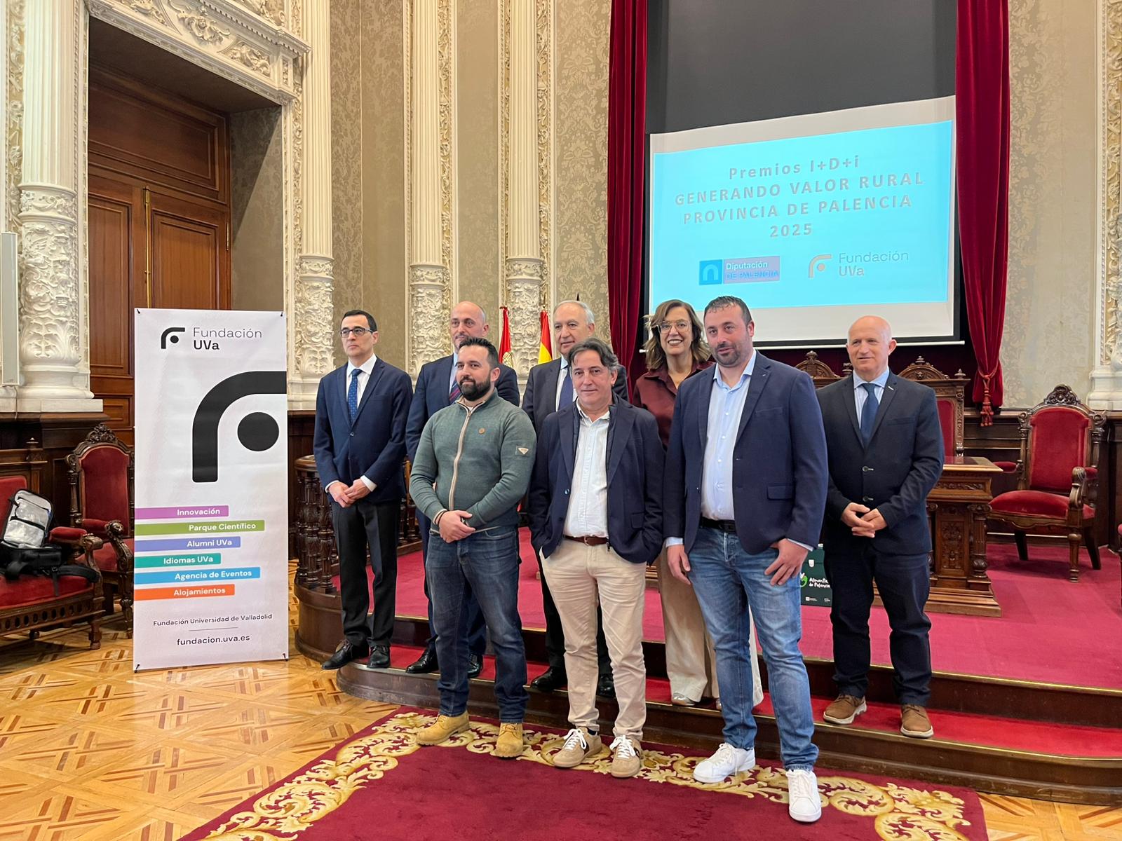 Autoridades con los premiados