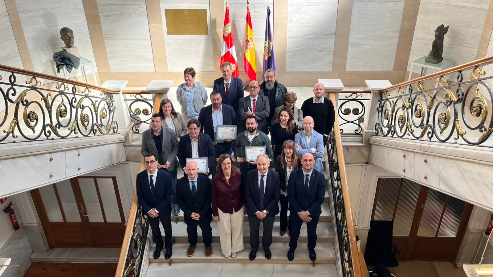 Foto de familia con autoridades, premiados e investigadores