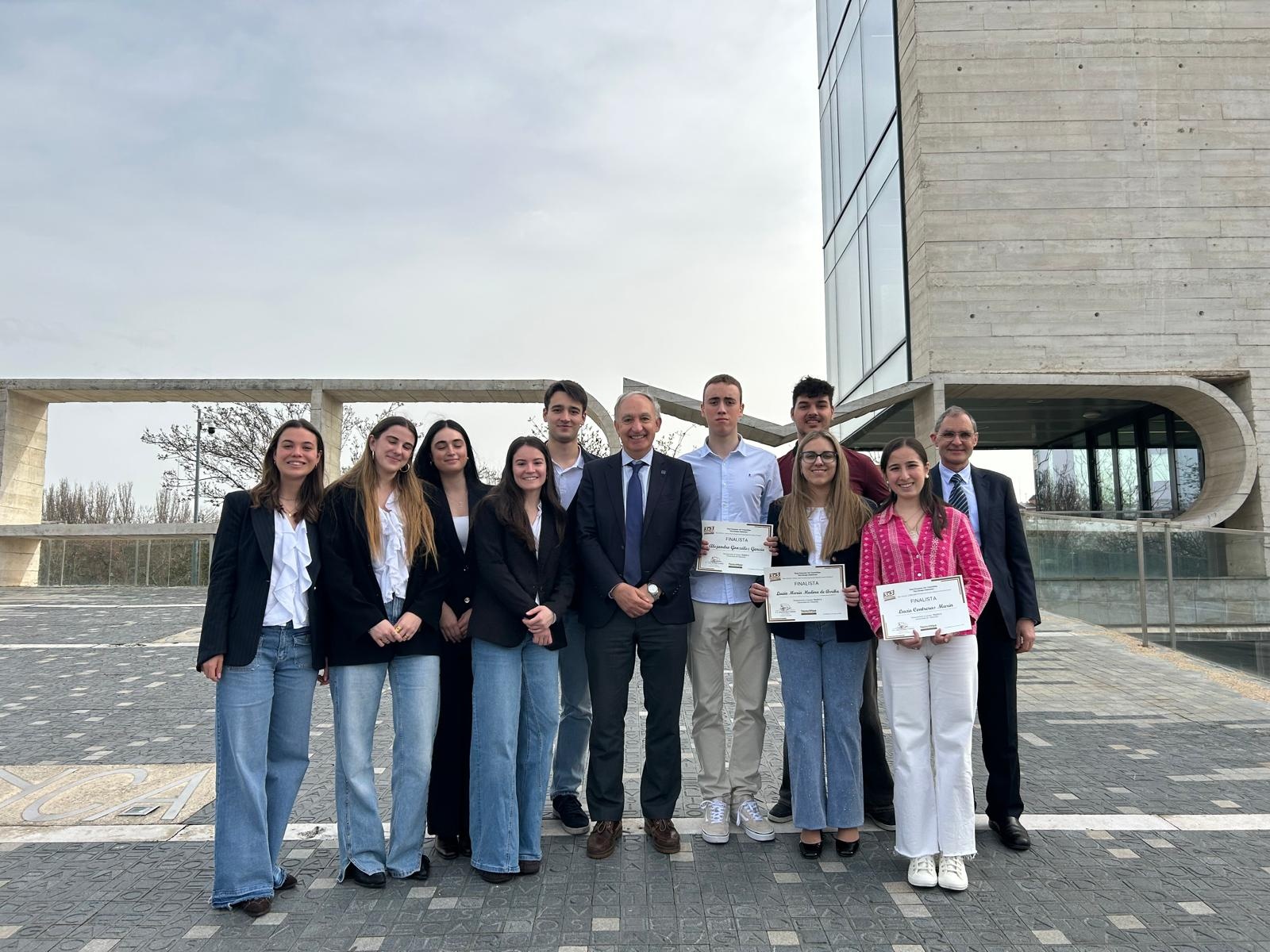 Los equipo de la UVa, el ganador y el finalista, con el tutor de este último y el rector de la UVa, Antonio Largo