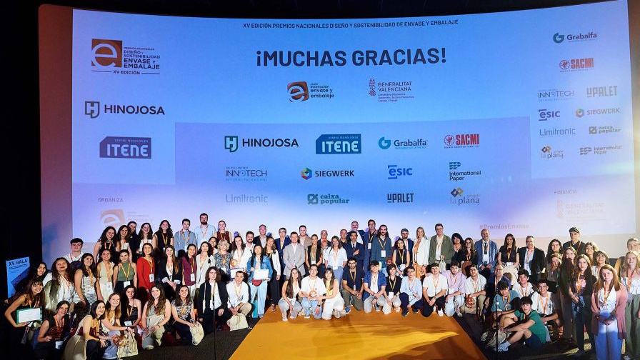 Foto de la gala junto a los dos proyectos de la UVa galardonados