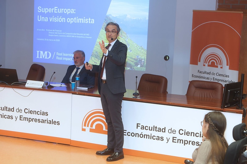 Arturo Bris reivindica el potencial de "Súper Europa" en una conferencia dentro de los actos para conmemorar el 50º aniversario de la Facultad de Económicas