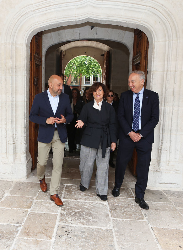 De izquierda a derecha: Oscar Lobo, Carmen Calvo y Antonio Largo, en el Palacio de Santa Cruz