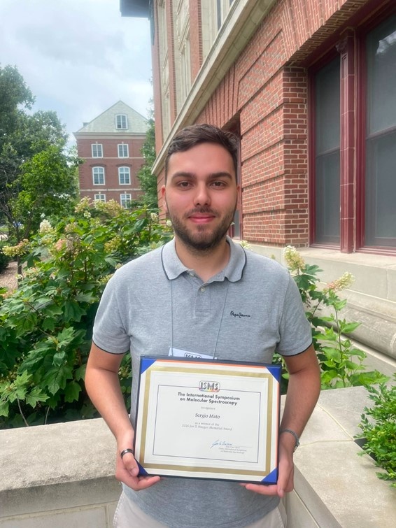 Sergio Mato Rodríguez posa con el diploma del premio