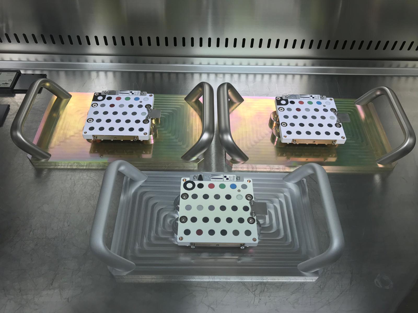 El sistema de calibración de SuperCam con los tres modelos fundamentales desarrollados. Arriba, de izquierda a derecha, el modelo de calificación y el modelo de repuesto. Abajo el modelo de vuelo que actualmente se encuentra en “Perseverance” camino de Marte.