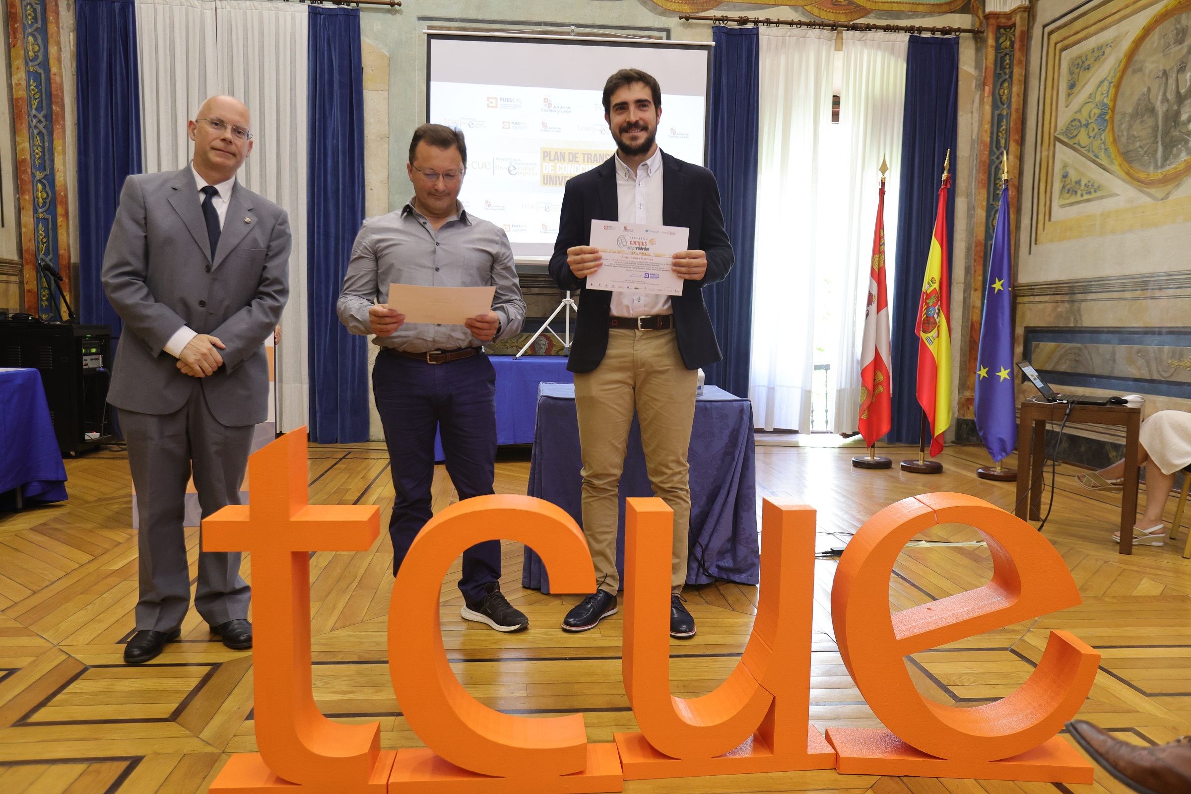 Representantes de “Tenebrios Duero” junto al vicerrector de Investigación, Enrique Baeyens