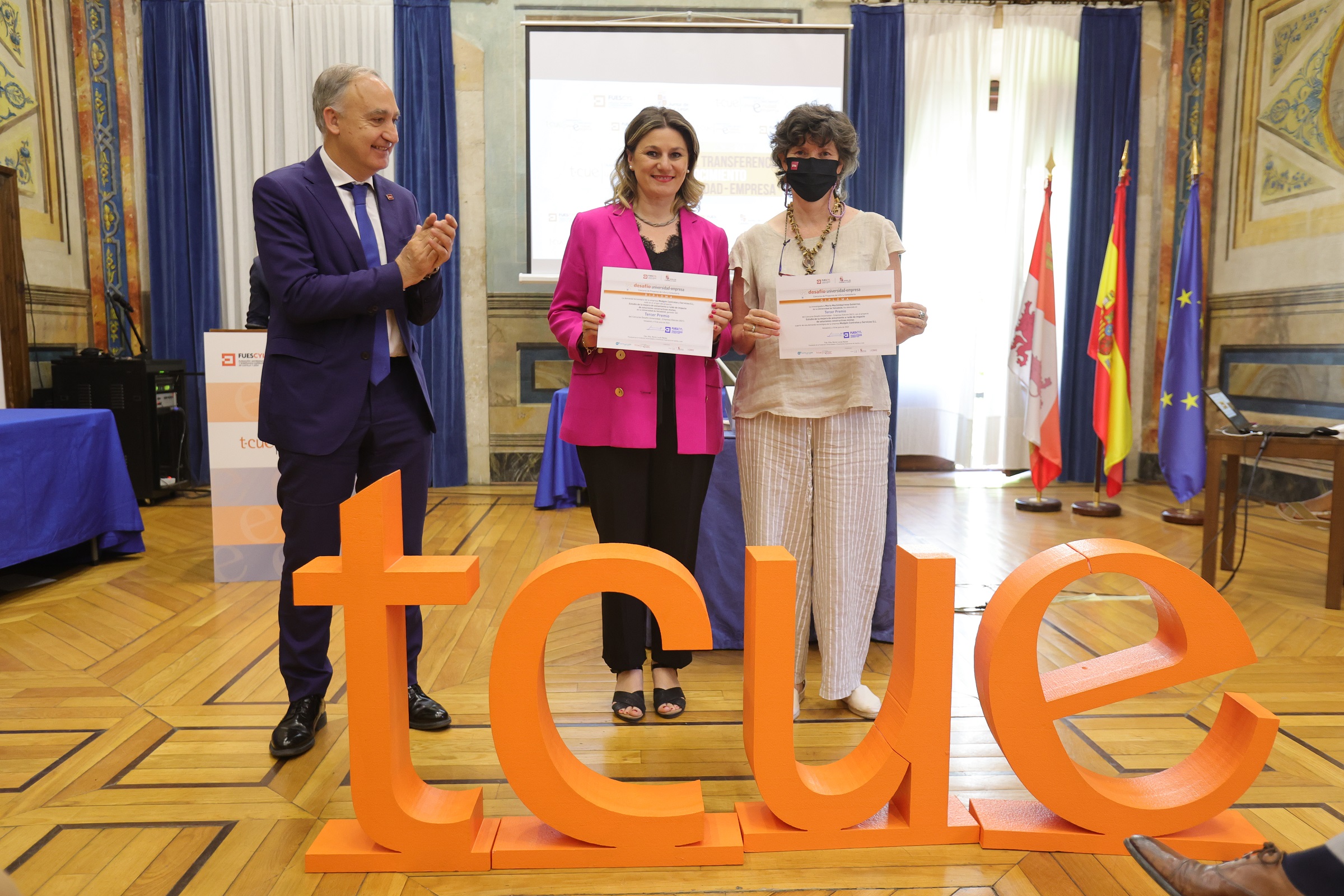 A la derecha, María Machimbarrena, que ha obtenido el tercer Premio, junto a la directora de la empresa Medgón Contratas y Servicios, Estíbaliz González de la Serna, y el rector de la UVa, Antonio Largo Cabrerizo