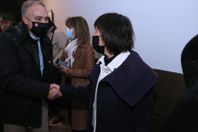 Antonio Largo recibe la felicitación de la candidata Helena Castán