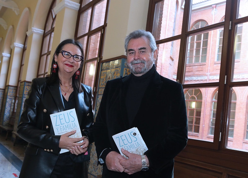 Cristina de la Rosa y Fermín Bocos, en el edificio histórico de la Universidad de Valladolid