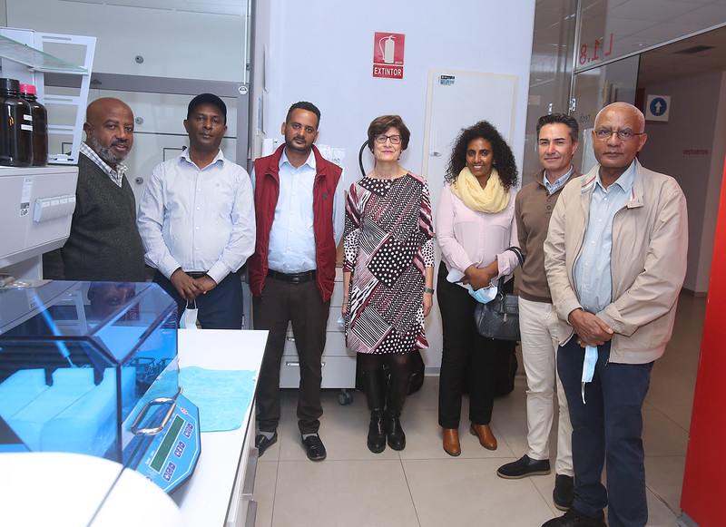 Ingenieros agrónomos etíopes junto con Felicidad Ronda Balbás y Pedro Caballero, directora del grupo PROCEREALtech