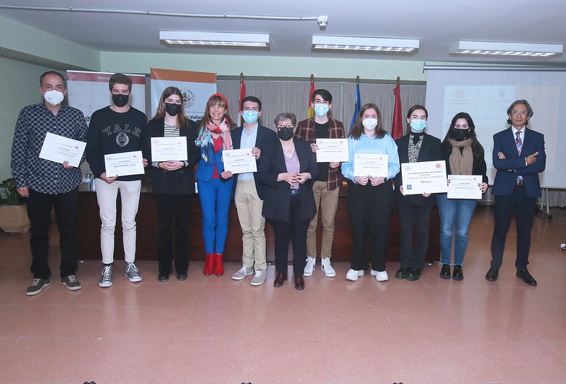 Foto de grupo de los premiados de la Olimpiada de Economía junto a las autoridades académicas