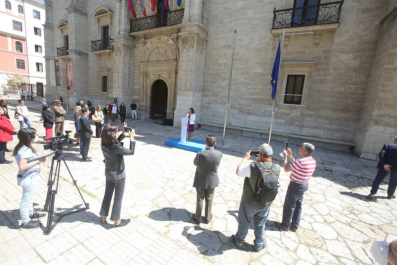 La Universidad de Valladolid conmemora el Día de Europa con el izado de la bandera europea en el Palacio de Santa Cruz
