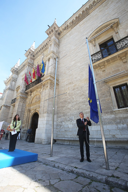 El rector, Antonio Largo, durante el izado de la bandera