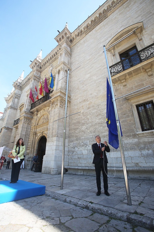 El rector, Antonio Largo, durante el izado de la bandera