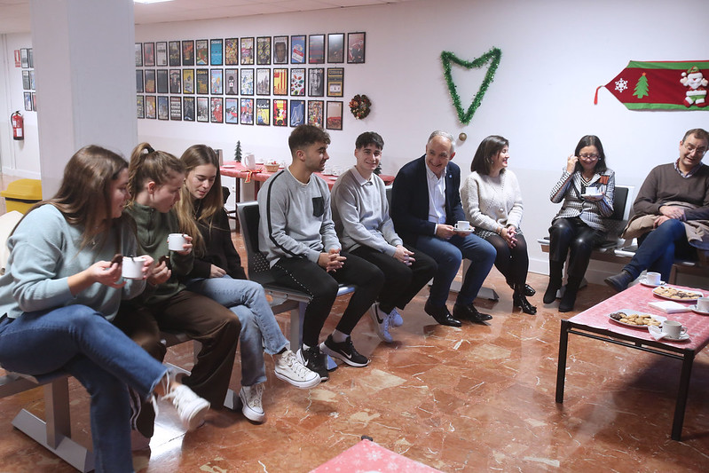 Los estudiantes de la Residencia Alfonso VIII reciben la vista del rector