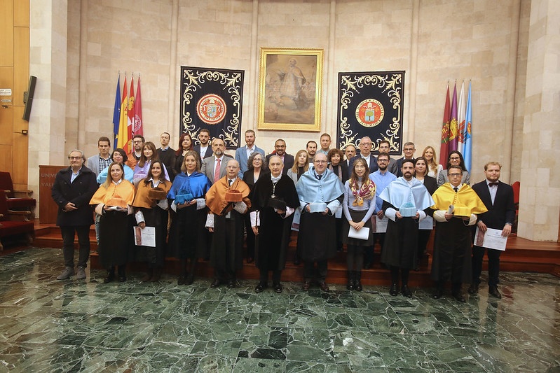 El rector (centro ) junto a profesores y doctores asistentes al acto