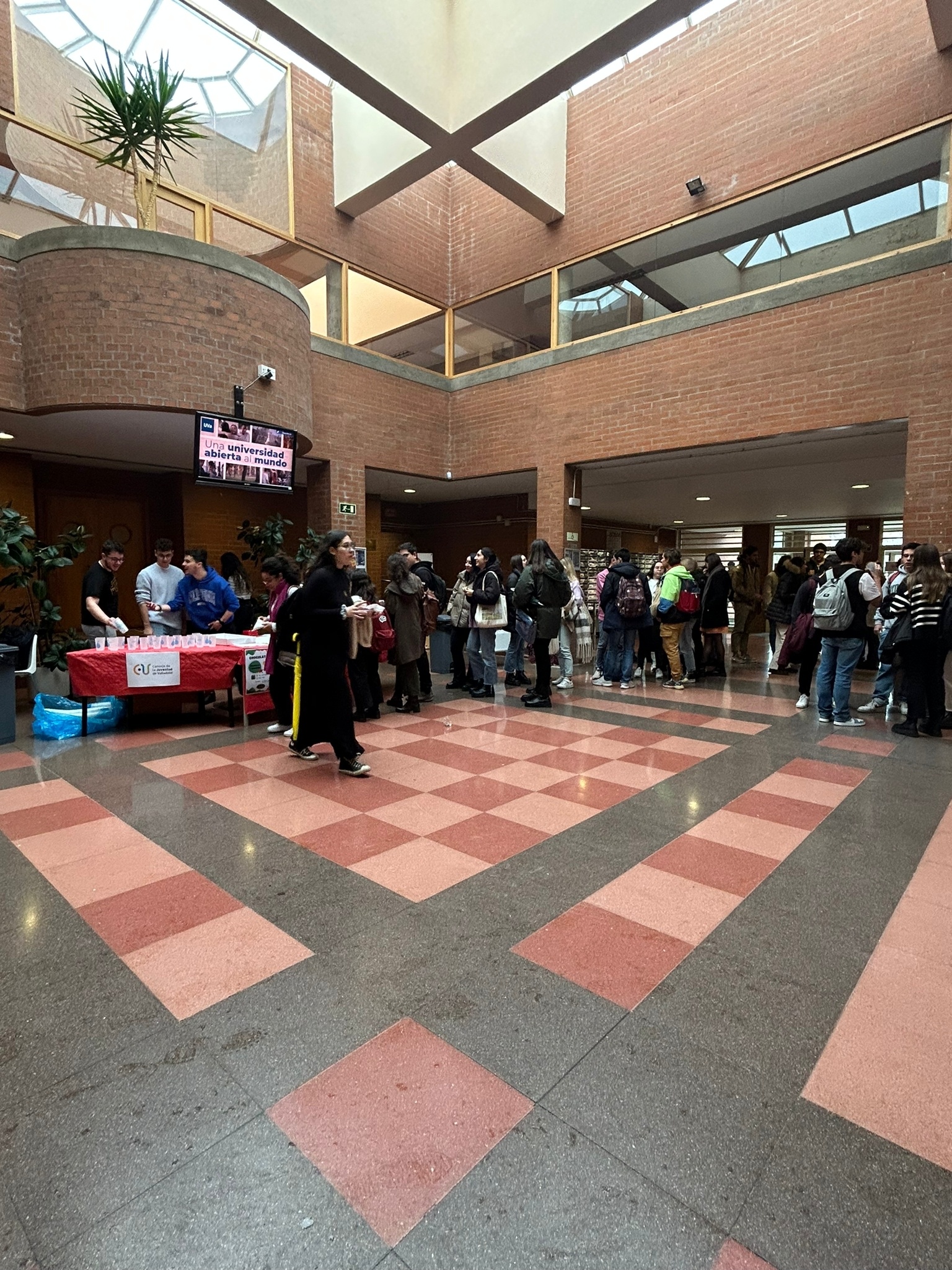 Asistentes a la chocolatada organizada por los alumnos de ESMIM